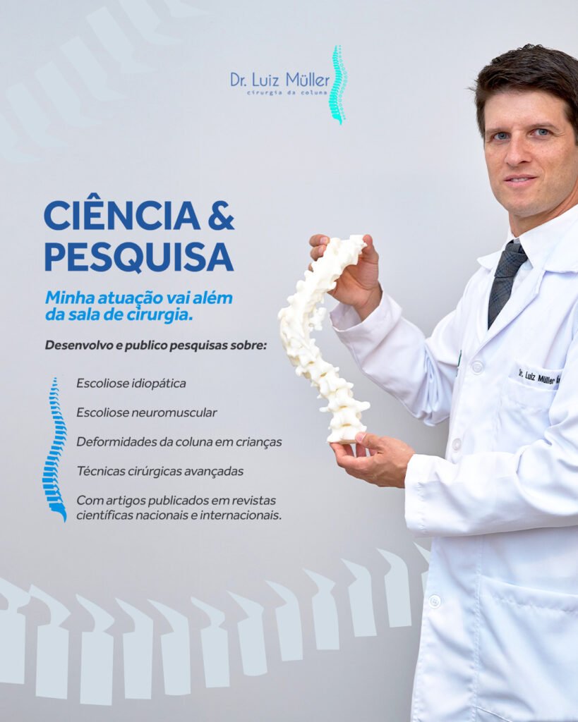Ciência e pesquisa: Dr. Luiz Müller Avila segurando um modelo de coluna; pesquisas sobre escoliose idiopática, escoliose neuromuscular e deformidades da coluna em crianças