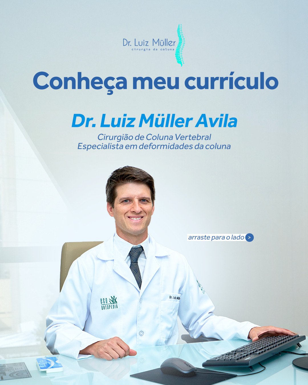 Dr. Luiz Müller Avila de jaleco, sentado à mesa do consultório, com o texto: conheça meu currículo