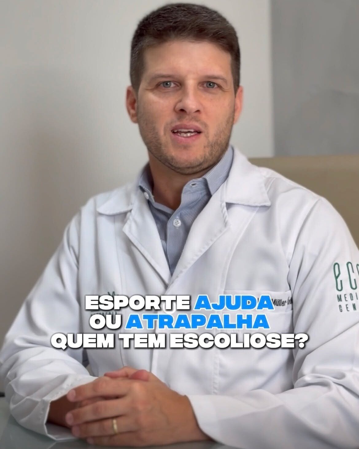 Dr. Luiz Müller Avila de jaleco gravando um vídeo, com o texto: esporte ajuda ou atrapalha quem tem escoliose?
