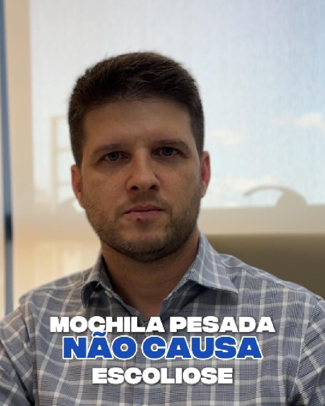 Dr. Luiz Müller Avila gravando um vídeo, com o texto: mochila pesada não causa escoliose