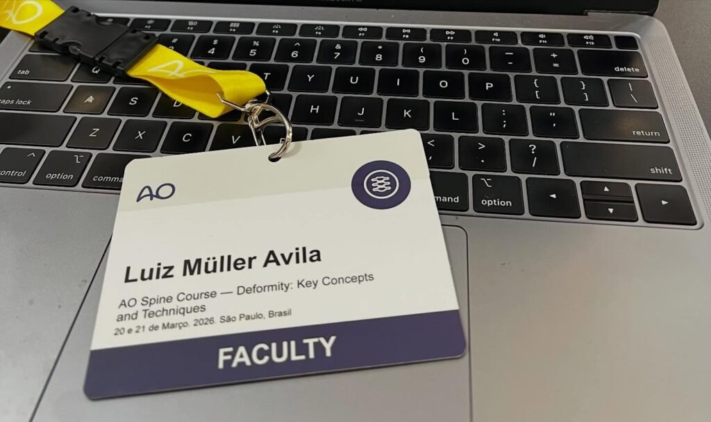 Crachá de instrutor do curso da AOSpine com o nome Dr. Luiz Müller Avila