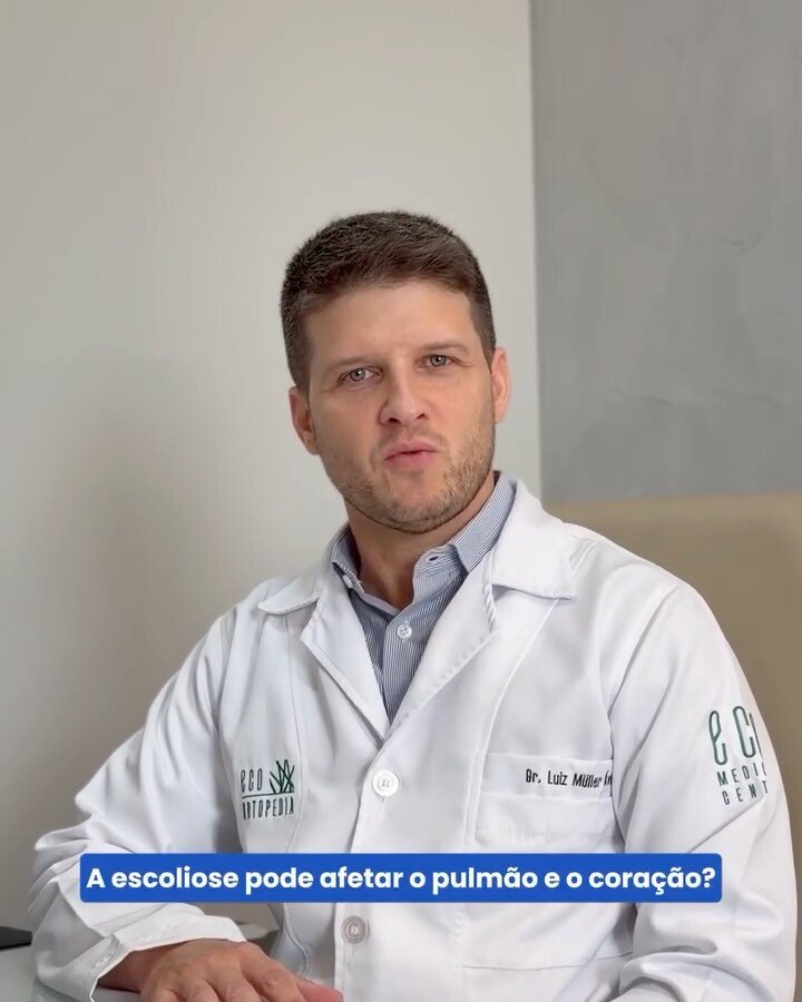 Dr. Luiz Müller Avila gravando um vídeo, com o texto: a escoliose pode afetar o pulmão e o coração?