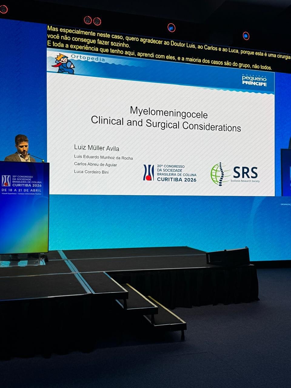 Palco do Congresso Brasileiro de Coluna, com a apresentação sobre mielomeningocele no telão