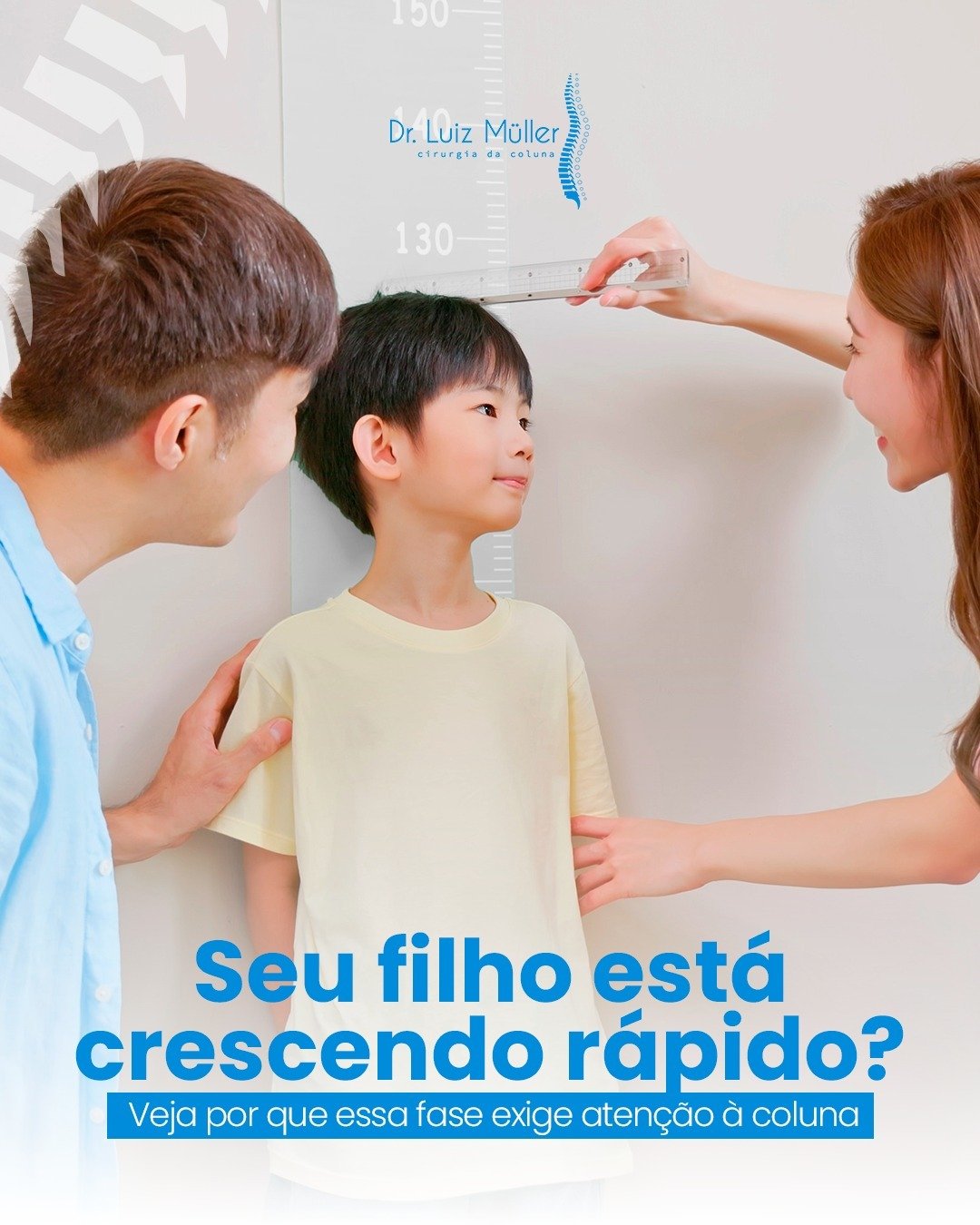 Pais medindo a altura de uma criança na parede, com o texto: seu filho está crescendo rápido? Veja por que essa fase exige atenção à coluna
