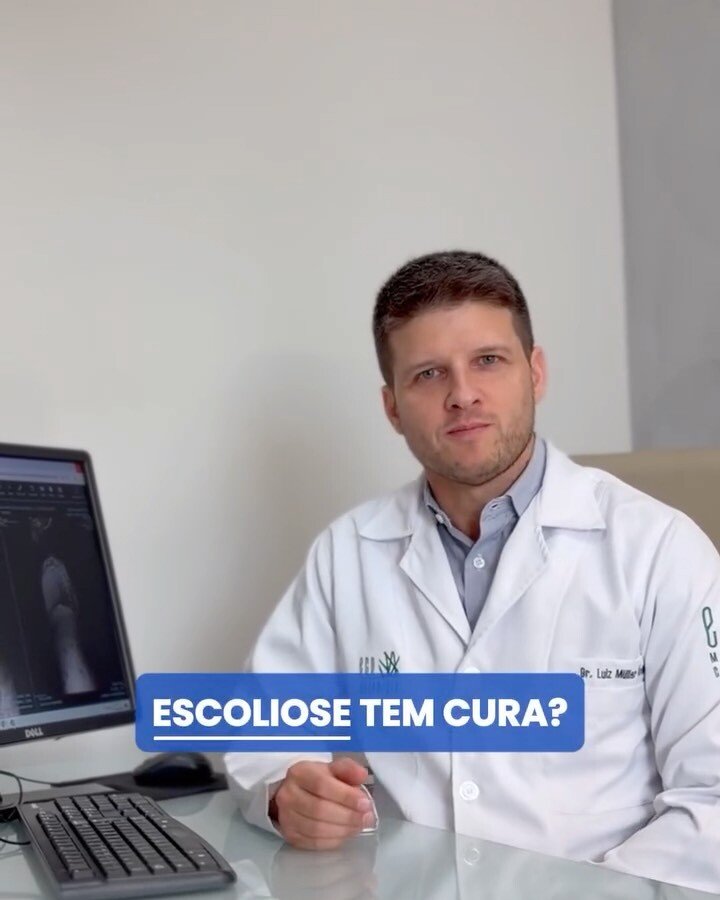 Dr. Luiz Müller Avila no consultório, gravando um vídeo, com o texto: escoliose tem cura?