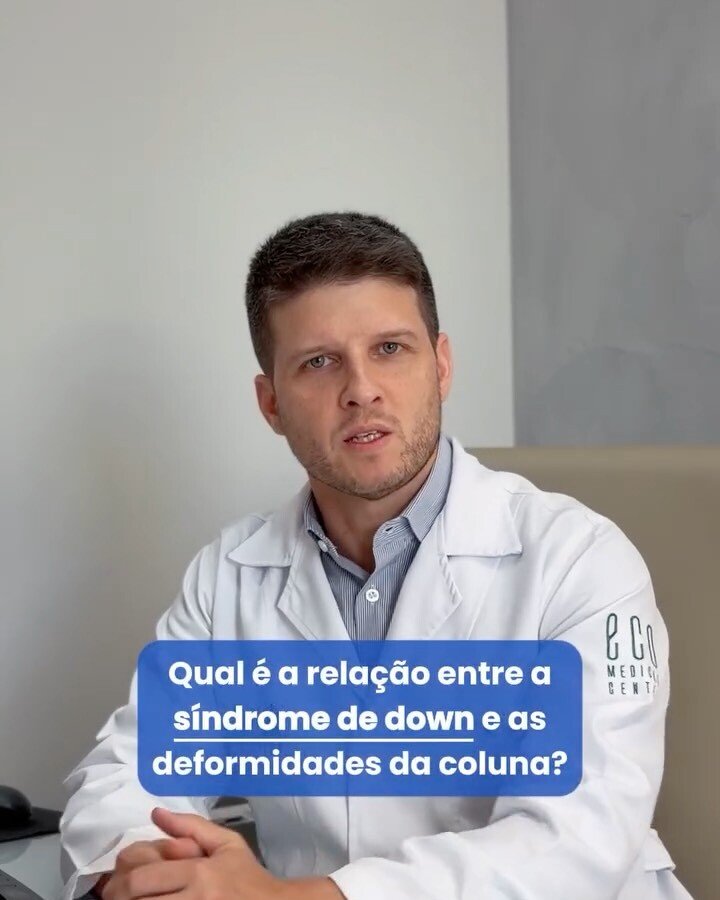Dr. Luiz Müller Avila gravando um vídeo, com o texto: qual é a relação entre a síndrome de Down e as deformidades da coluna?