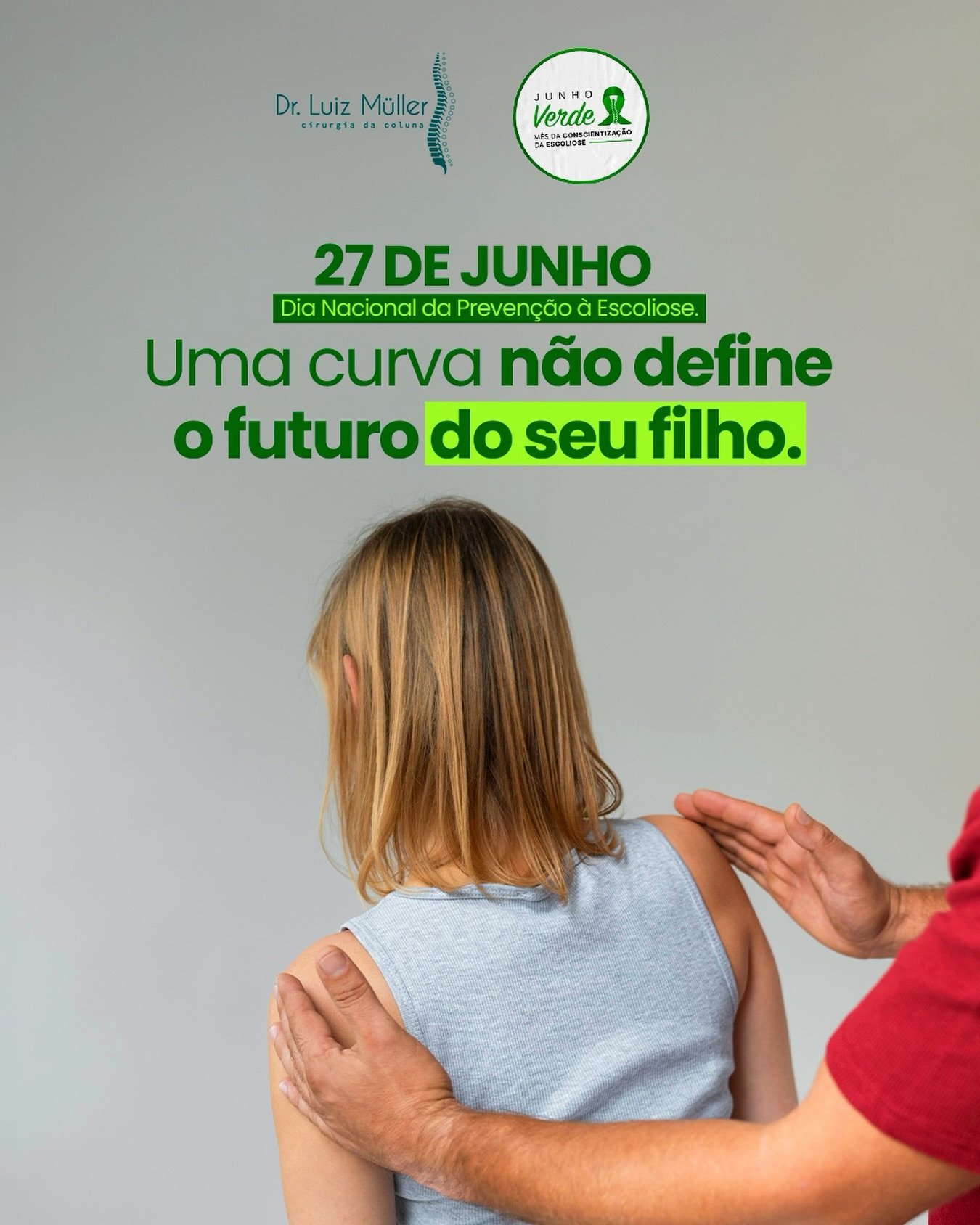 Médico examinando as costas de uma menina, com o texto: 27 de junho, Dia Nacional da Prevenção à Escoliose, uma curva não define o futuro do seu filho