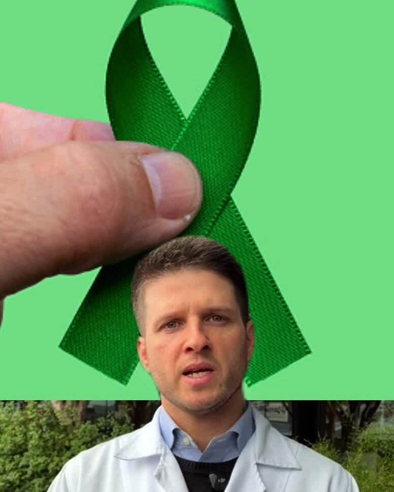 Mão segurando o laço verde da campanha, acima do Dr. Luiz Müller Avila gravando um vídeo