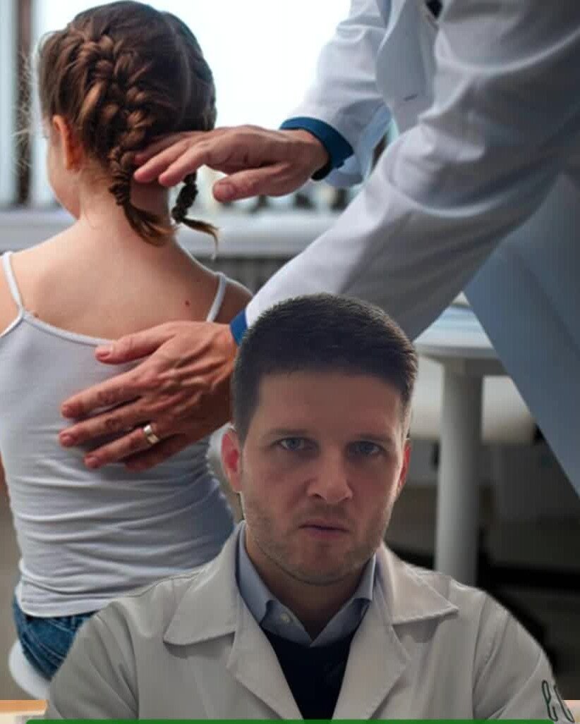 Médico examinando as costas de uma menina, acima do Dr. Luiz Müller Avila gravando um vídeo