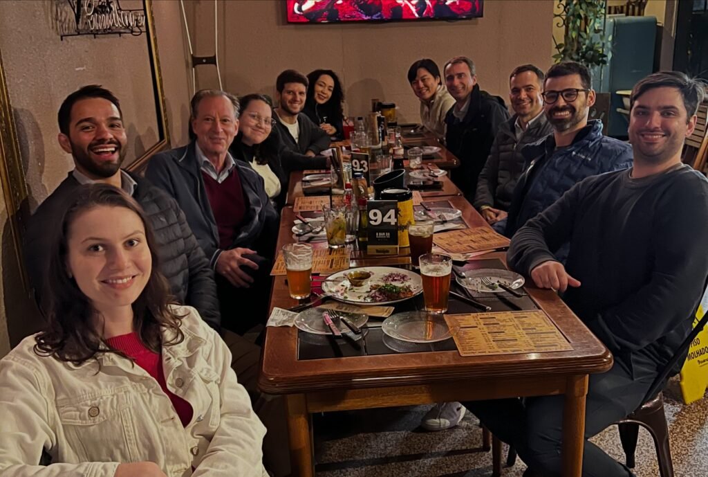Equipe do mutirão reunida num jantar