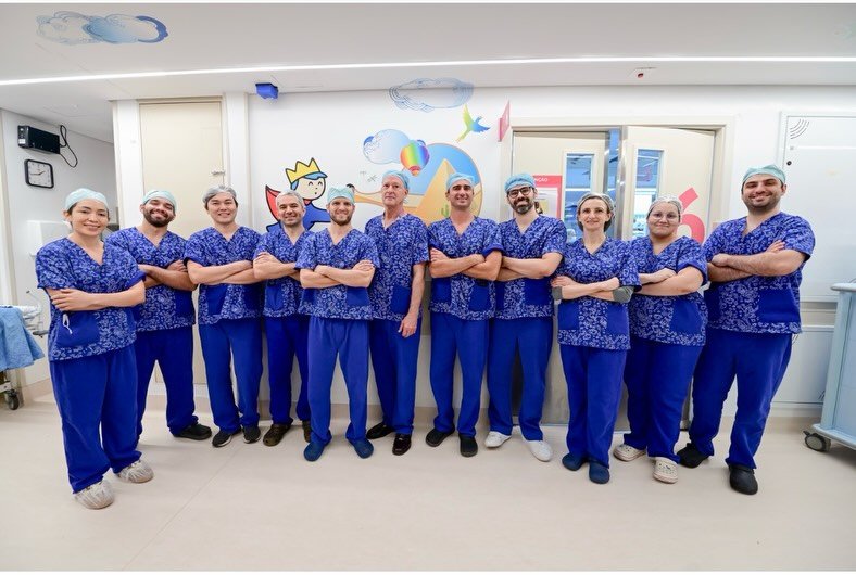 Equipe do mutirão de escoliose reunida no centro cirúrgico do Hospital Pequeno Príncipe