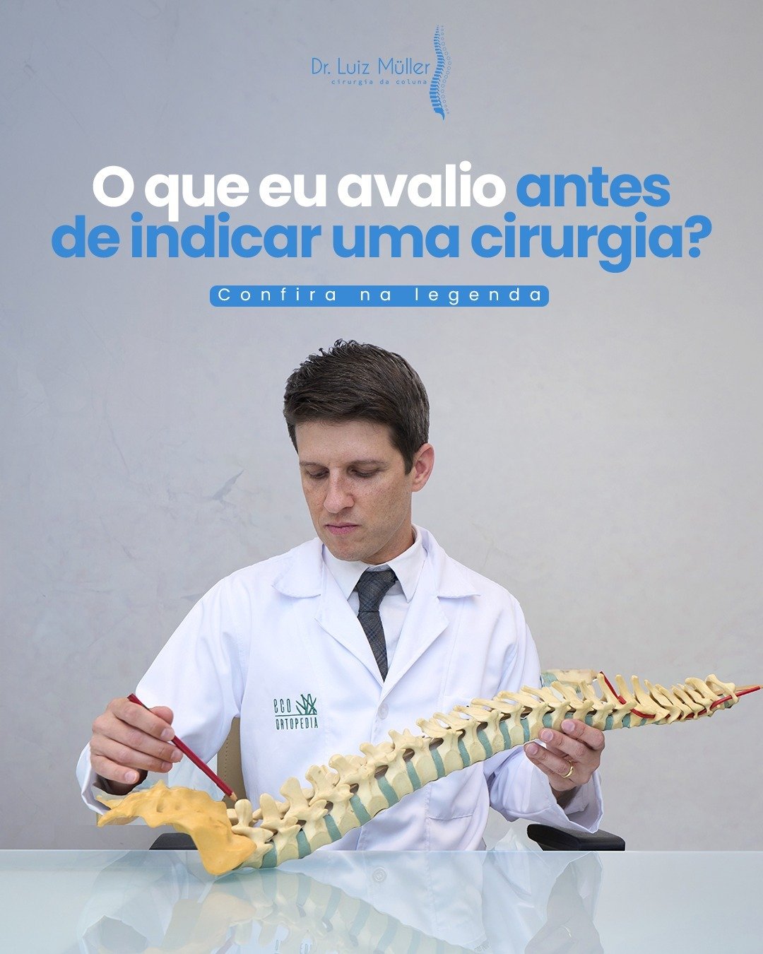 Dr. Luiz Müller Avila de jaleco segurando um modelo de coluna vertebral, com o texto: o que eu avalio antes de indicar uma cirurgia?