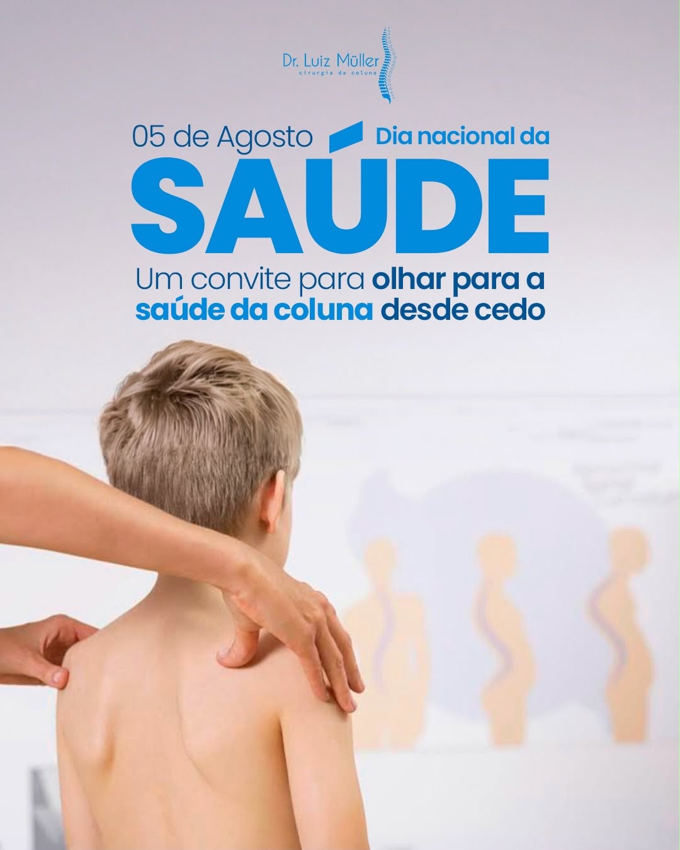 Criança de costas tendo a coluna examinada, com o texto: 5 de agosto, Dia Nacional da Saúde, um convite para olhar para a saúde da coluna desde cedo