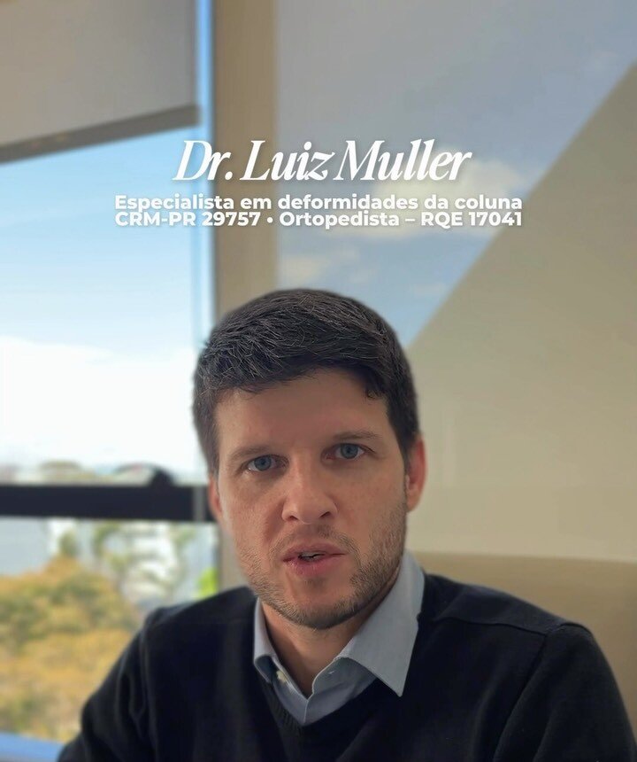 Dr. Luiz Müller Avila gravando um vídeo, com o texto: especialista em deformidades da coluna