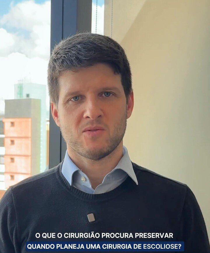 Dr. Luiz Müller Avila gravando um vídeo, com o texto: o que o cirurgião procura preservar quando planeja uma cirurgia de escoliose?